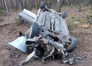 uszkodzony pojazd leżący na dachu