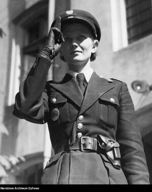 Salutująca policjantka Jadwiga Willamowska.