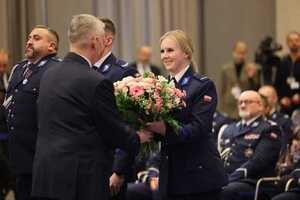 Minister Spraw Wewnętrznych i Administracji Tomasz Siemoniak wręcza kwiaty umundurowanej policjantce