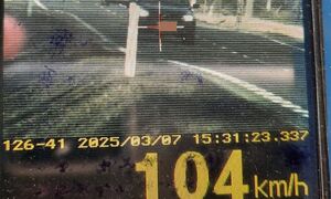 Ekran laserowego miernika prędkości z zarejestrowaną prędkością 104km/h