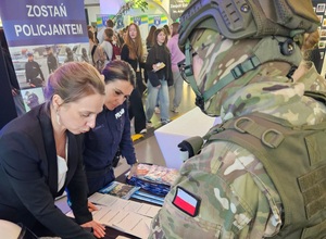 OSTROŁĘCCY POLICJANCI PROMOWALI SŁUŻBĘ W POLICJI PODCZAS XIV FORUM EDUKACYJNEGO