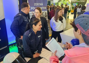 OSTROŁĘCCY POLICJANCI PROMOWALI SŁUŻBĘ W POLICJI PODCZAS XIV FORUM EDUKACYJNEGO