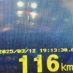 Ekran laserowego miernika prędkości z zarejestrowaną prędkością 116 km/h