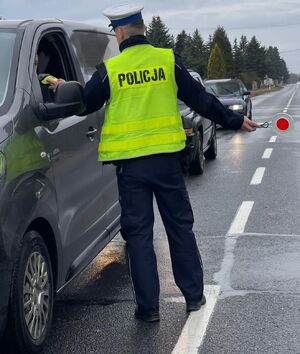 Policjanci badają trzeźwość kierowców