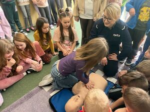 Policjantki prowadzą spotkanie profilaktyczne w szkole