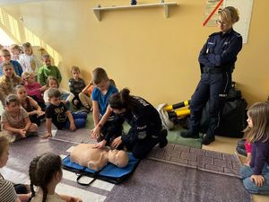 Policjantki prowadzą spotkanie profilaktyczne w szkole