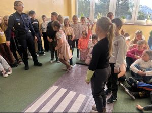 Policjantki prowadzą spotkanie profilaktyczne w szkole