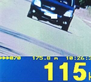 Ekran laserowego miernika prędkości z zarejestrowaną prędkością 115 km/h