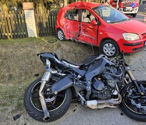 Uszkodzony pojazd i motocykl