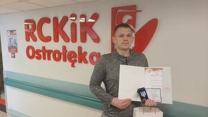 Ostrołęcki policjant został uhonorowany odznaką od Ministra Zdrowia „Honorowy Dawca Krwi-Zasłużony dla Zdrowia Narodu