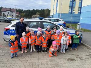 ROZMOWA O BEZPIECZEŃSTWIE Z PRZEDSZKOLAKAMI W SIEDZIBIE OSTROŁĘCKICH POLICJANTÓW