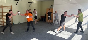 Ostrołęccy policjanci prowadzą szkolenia ratowników medycznych z samoobrony