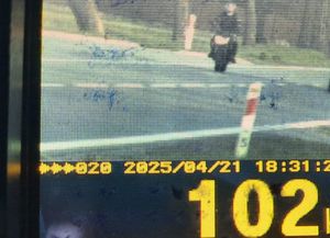 Ekran laserowego miernika prędkości z zarejestrowaną prędkością 102 km/h