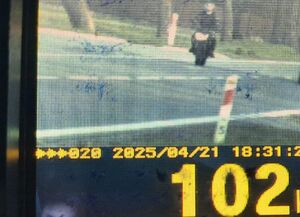 Ekran laserowego miernika prędkości z zarejestrowaną prędkością 102 km/h