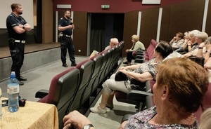 Mundurowi z ostrołęckiej drogówki rozmawiali z Seniorami o bezpieczeństwie „na drodze”