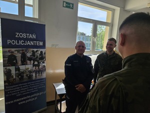 Zakończenie roku szkolnego klas maturalnych - ostrołęccy policjanci pomagali w wybraniu dalszej drogi zawodowej promując służbę w Policji