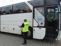 Policjant kontroluje autokar