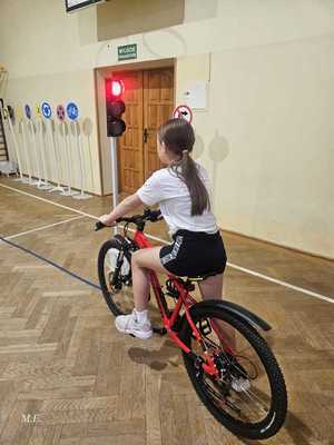 Dziewczynka jedzie na rowerze