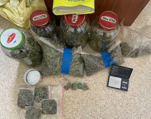 Policjanci z Myszyńca i kryminalni z Ostrołęki zabezpieczyli blisko 2 kilogramy marihuany