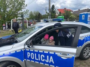 Policjantka pokazuje dzieciom radiowóz