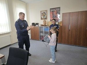 MŁODA MISTRZYNI KRZYŻÓWEK W ODWIEDZINACH U OSTROŁĘCKICH POLICJANTÓW