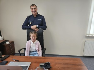 MŁODA MISTRZYNI KRZYŻÓWEK W ODWIEDZINACH U OSTROŁĘCKICH POLICJANTÓW