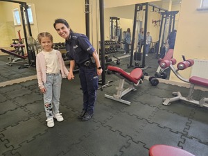 MŁODA MISTRZYNI KRZYŻÓWEK W ODWIEDZINACH U OSTROŁĘCKICH POLICJANTÓW