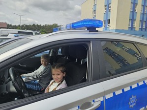 MŁODA MISTRZYNI KRZYŻÓWEK W ODWIEDZINACH U OSTROŁĘCKICH POLICJANTÓW