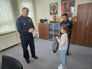 MŁODA MISTRZYNI KRZYŻÓWEK W ODWIEDZINACH U OSTROŁĘCKICH POLICJANTÓW