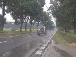 samochód porusza się po mokrej nawierzchni
