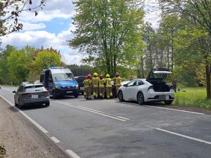 Praca policjantów i strażaków na miejscu kolizji