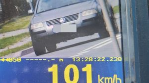 Ekran laserowego miernika prędkości z zarejestrowaną prędkością 101 km/h