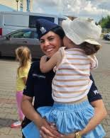 Policjantka trzyma dziecko na rękach