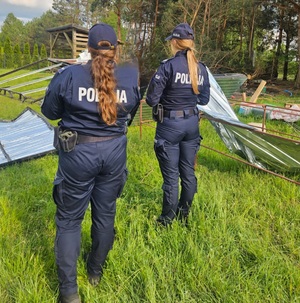„Pomagamy i chronimy” - ostrołęccy policjanci wspierają mieszkańców w związku z przejściem silnych burz