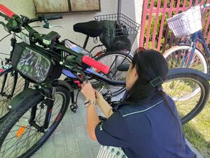 Policjanta znakuje rower