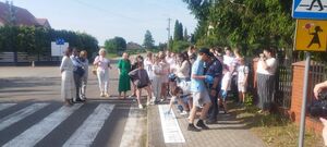 Dzielnicowi z gminy Olszewo-Borki promują bezpieczeństwo pieszych – akcja „Odłóż smartfon i żyj”