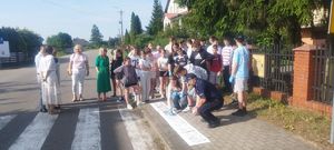 Dzielnicowi z gminy Olszewo-Borki promują bezpieczeństwo pieszych – akcja „Odłóż smartfon i żyj”