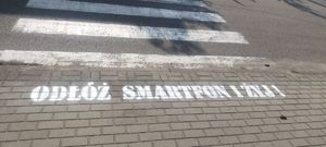 Dzielnicowi z gminy Olszewo-Borki promują bezpieczeństwo pieszych – akcja „Odłóż smartfon i żyj”