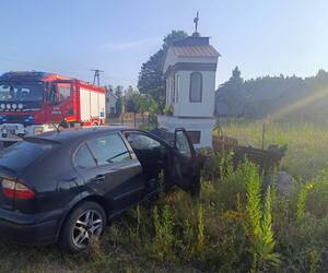 Pijany kierowca uderzył w kapliczkę – ranny pasażer trafił do szpitala. Ku przestrodze