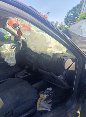 Pijany kierowca uderzył w kapliczkę – ranny pasażer trafił do szpitala. Ku przestrodze