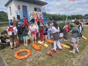 „Bezpieczni nad wodą na Kurpiach” - działania ostrołęckich policjantów na rzecz bezpieczeństwa dzieci