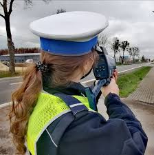 Policjantka mierzy prędkość- zdjęcie poglądowe