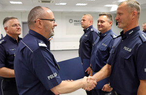 Komendant Wojewódzki Policji zs. w Radomiu nadinsp.  Waldemar Wołowiec gratuluje asp. szt. Grzegorzowi Pędzich zajęcia I miejsca w kategorii „technik kryminalistyki”