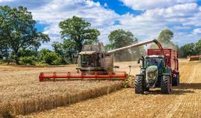 Kombajn i ciągnik rolniczy