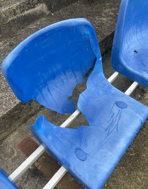 uszkodzone krzesła na stadionie