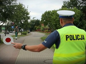 Umundurowany policjant zatrzymuje kierującego hulajnogą