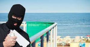 na zdjęciu zamaskowany mężczyzna