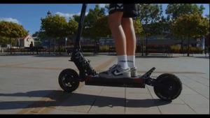 Nastolatek na hulajnodze