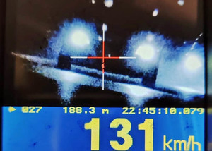 Ekran laserowego miernika prędkości z zarejestrowaną prędkością 131 km/h