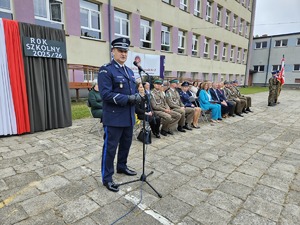 Kierownictwo ostrołęckiej policji wzięło udział w rozpoczęciu roku szkolnego nowo utworzonych klasach mundurowych w Ostrołęce